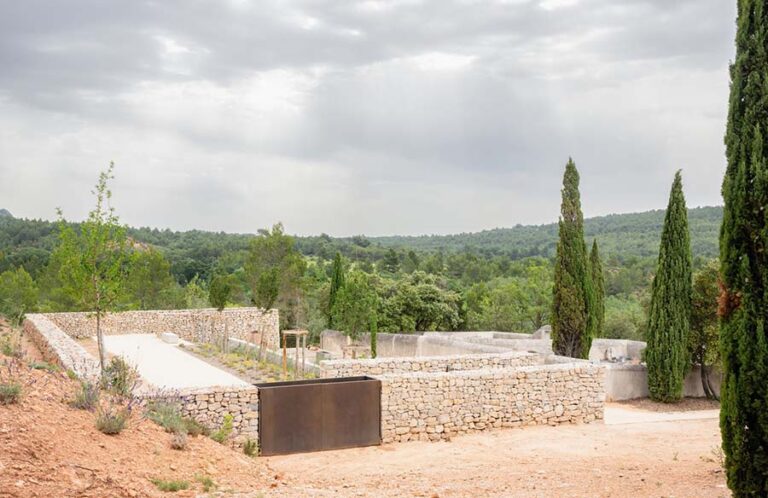 Cemetery Expansion in Saint-Antonin-sur-Bayon: A Harmonious Integration