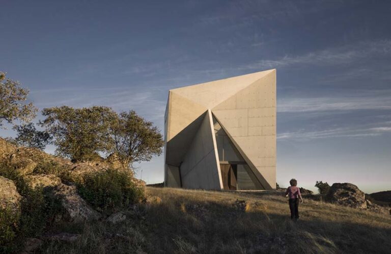 Chapel in Valleaceron: A Harmonious Blend of Landscape and Architecture