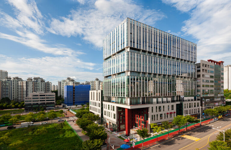 Redefining Urban Architecture: The Re-summit Tower by KARO Architects