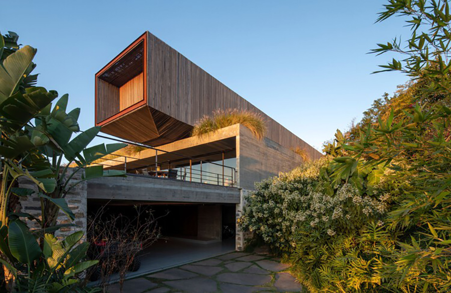 Harmonizing Nature and Architecture: The Serra House Garden